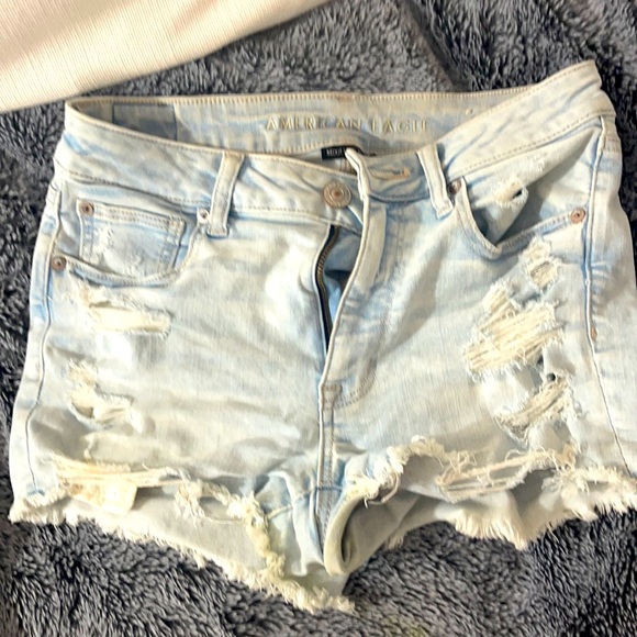 Size 6 Light Wash American Eagle Denim Shorts - Picture 1 of 2